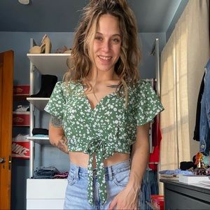 🐞Romwe Green Blouse w/ White Floral Detail